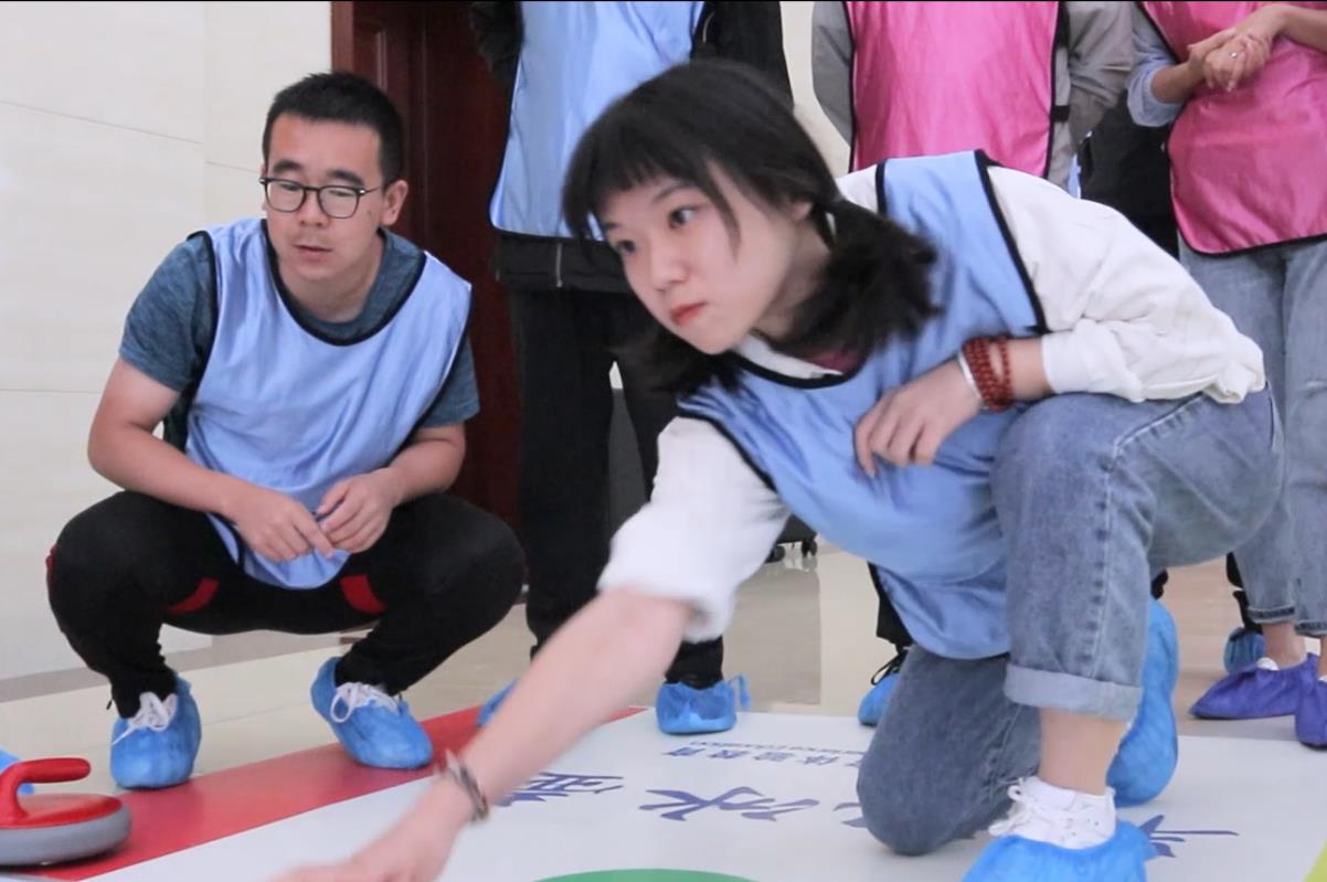 先行者拓展培訓旱地冰壺特色團建項目